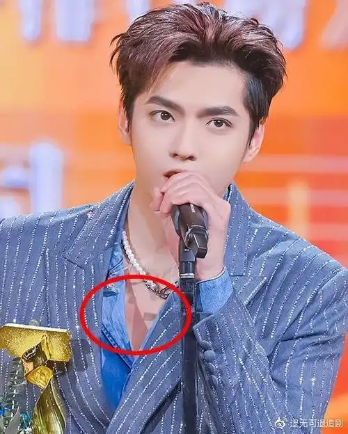 吴亦凡"纹身"会变魔术?,上一秒还在脖颈下方,镜头一转消失不见