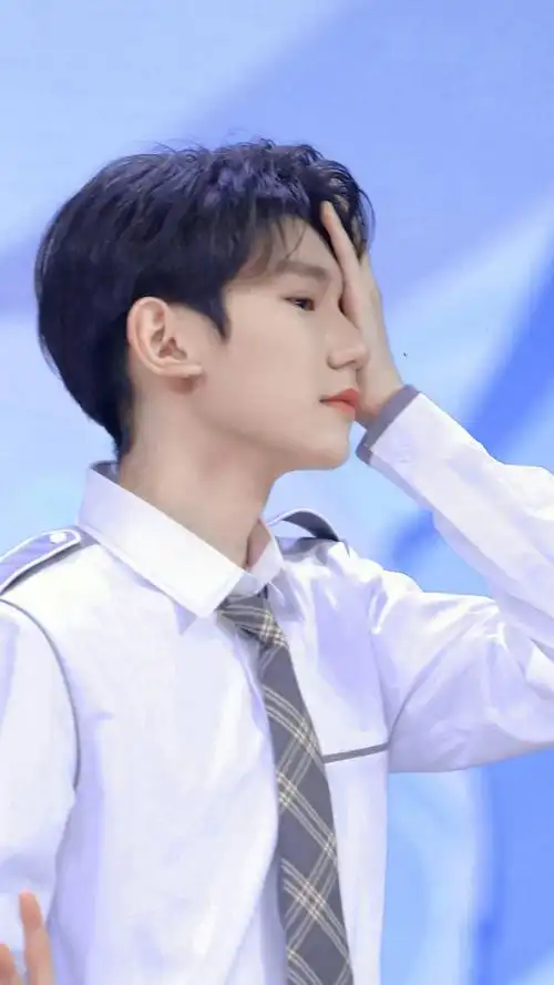 王源神级侧颜绝杀图,是比好看还特别的存在呀