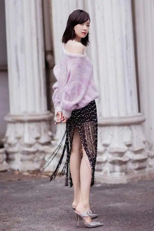 董洁一改清纯形象穿流苏塑料裙秀美背性感撩人不像40岁