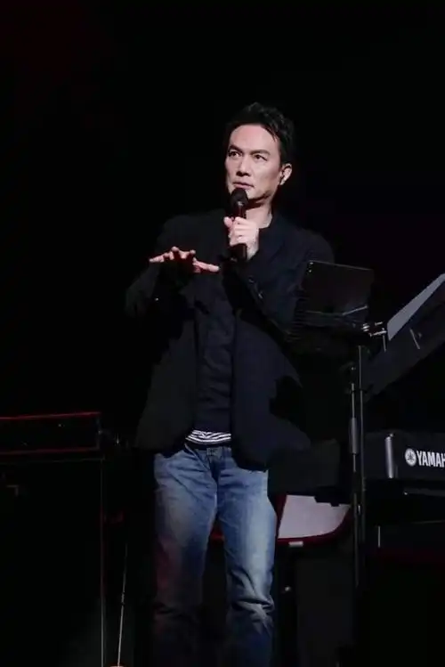 51岁李泉深夜更新,晒娃熟睡照引猜测,曾与柯蓝相恋七年婚姻成谜