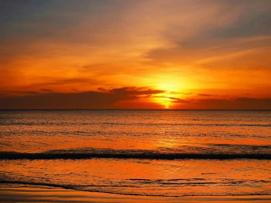 不同场景下的唯美落日 每当夕阳落下,天空中染上一抹淡淡的红色,那一