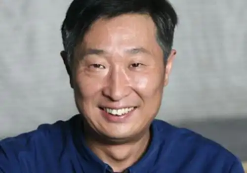 曾饰演汉奸走红,和妻子住30平米房子,儿子临盆去世成一生遗憾