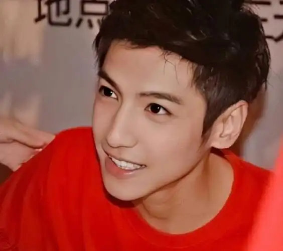 罗云熙十年前素颜照曝光看清五官变化有无整容一目了然