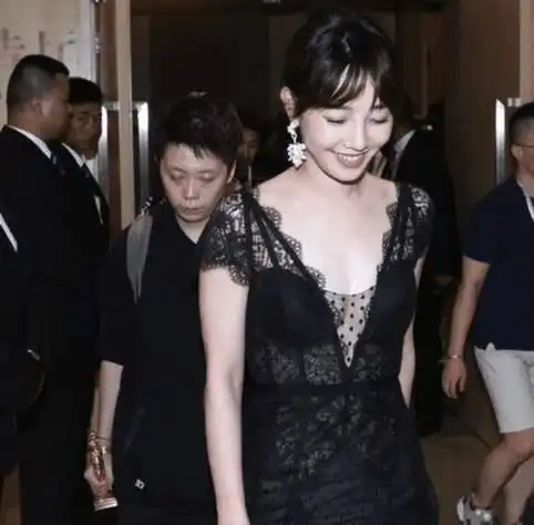 白百何越来越敢穿黑色蕾丝裙直接真空秀身材虽性感却是大妈裙