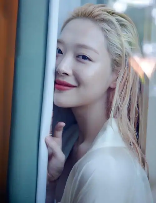 雪莉诱人事业线性感湿发写真88