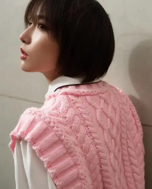 成果罕见晒私服照,粉色针织马甲搭白衬衣,治愈感满分