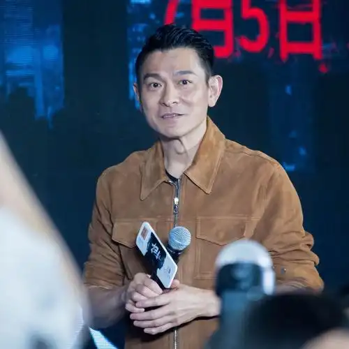 57岁刘德华近照曝光,苹果肌凸起!天王也老了