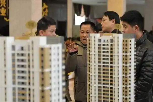 今年以来,房地产市场经历了巨变,地产商拿地不积极,陷入债务危机之中