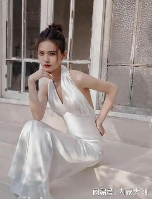 姜珮瑶身穿白色v领露背长裙素雅圣洁很有古典气质