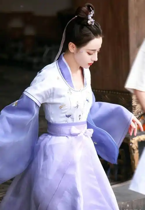 迪丽热巴《安乐传》全造型,红黄紫三色古装切换时尚动人,被龚俊宠爱