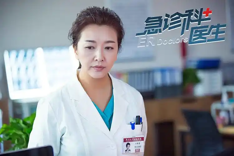 江珊挑战耿直医师获赞 《急诊科医生》首播收视高