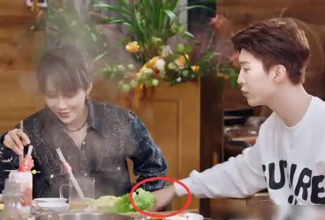 刘雨昕给范丞丞按摩时手放位置完全是下意识不愧是女友专属