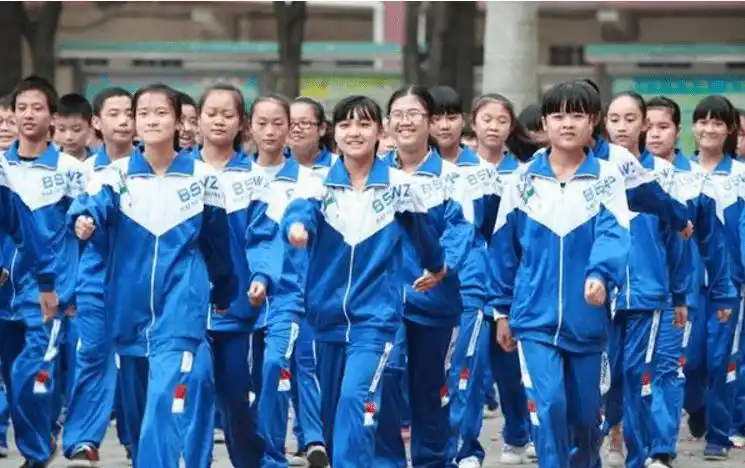 中高学生穿校服集体照