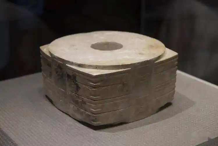 玉琮王 良渚文化玉琮之首/浙江省博物馆馆藏仔细观察"琮王"我们会