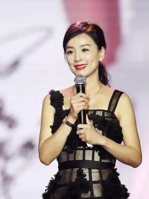 张庭穿紧身t恤配牛仔裤化着浓妆遮不住皱纹网友真的老了