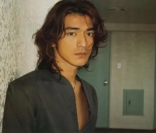 少年娘则国娘金城武留长发扎小辫却是行走的荷尔蒙