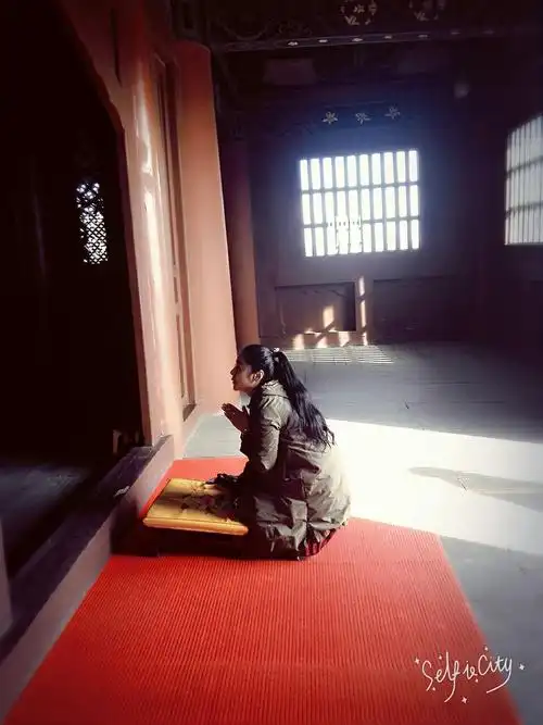 她有个心愿!所以她虔诚的跪在佛前!祝福你!万事随心愿!