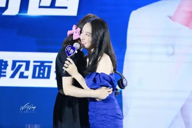 宋茜跪在地上和粉丝合影