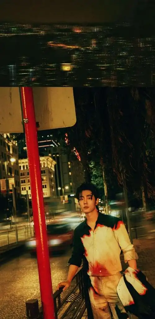 组图:肖战港风写真氛围感拉满 穿行于都市霓虹间超潇洒