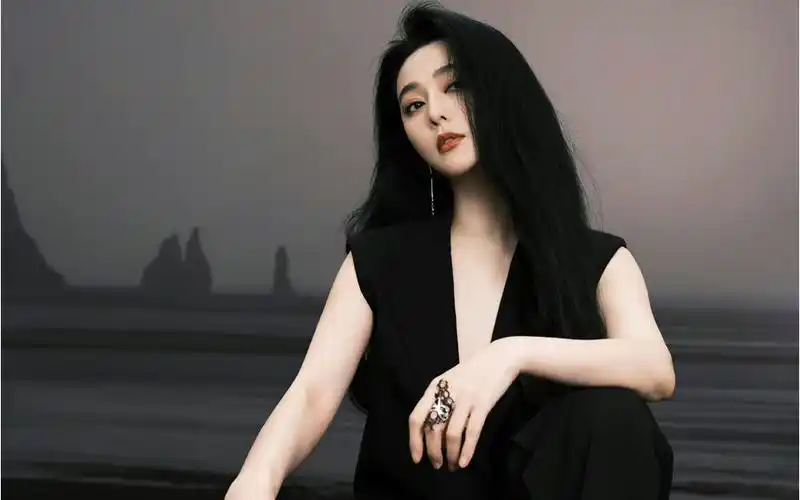 vogue czechoslovakia 七月刊封面人物范冰冰