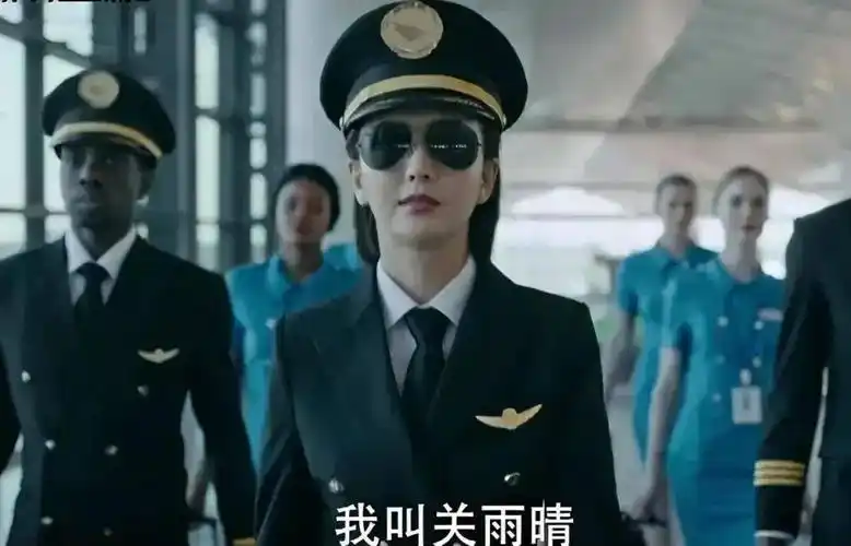 佟丽娅在该剧中饰演机长关雨晴,不仅聪明漂亮,而且工作能力极强,给人