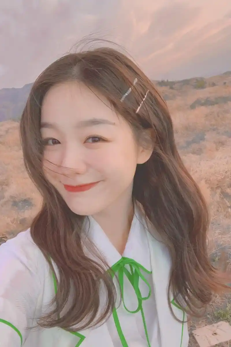 徐梦洁还晒出了自己的自拍照,她和刚入团的时候相比真的是瘦了不少,看