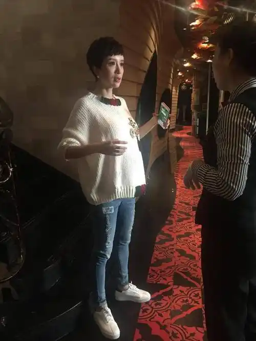 金巧巧现身机场穿紧身裤腿比年轻人还细但这脸一看就很老了