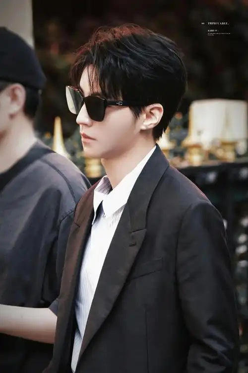 #巴黎时装周##王俊凯 巴黎时装周##王俊凯黑色摩登西装#