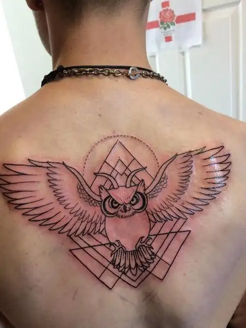 男生后背上黑色几何线条小动物猫头鹰纹身图案