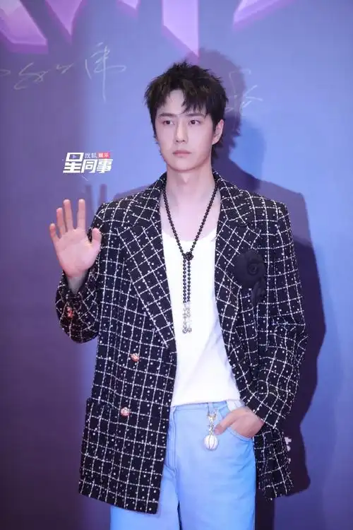 生图来咯!@uniq-王一博今晚的造型太chill了!在男星中相当眼前一亮!