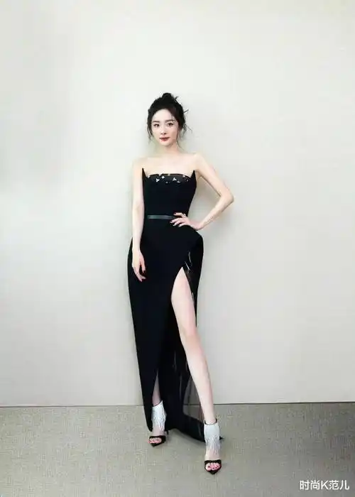 杨幂出席活动,穿一条不规则抹胸长裙,扎丸子头高贵又优雅!