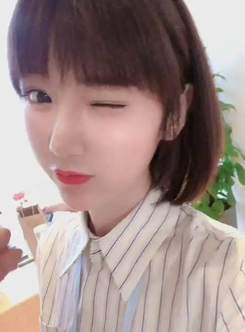 原创毛晓彤晒美照公开新剧造型初恋短发太减龄32岁看着却像22岁