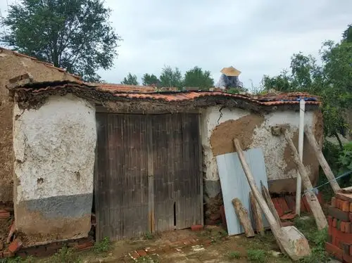 农村85岁老人上屋修70年土房子,老农具,自己种菜,走进他的家