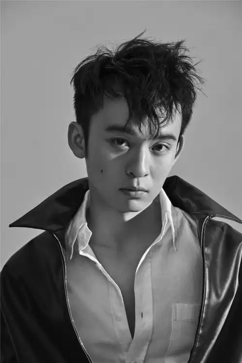 时尚感爆棚 董子健皮短裤禁欲play_高清图集_新浪网