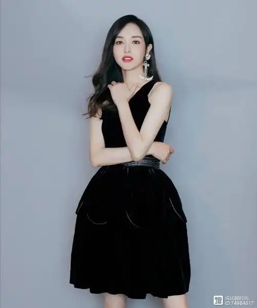 唐嫣出席品牌时装秀红色亮片裙精致优雅高开叉设计大长腿抢镜