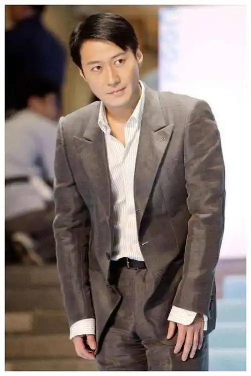 52岁黎明不服老!一身黑装时髦又帅气,简直不给小鲜肉留活路_魅力_天王