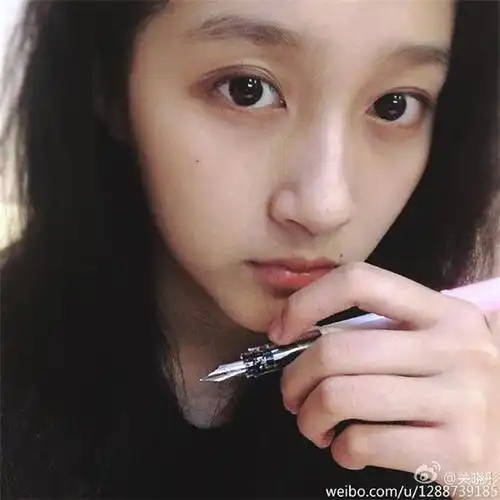 关晓彤披头发晒素颜照 五官清秀大气漂亮