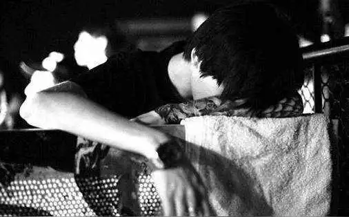 初春的夜晚有点微凉,穿着短袖长裙,一个人坐在路边哭泣得像个孩子