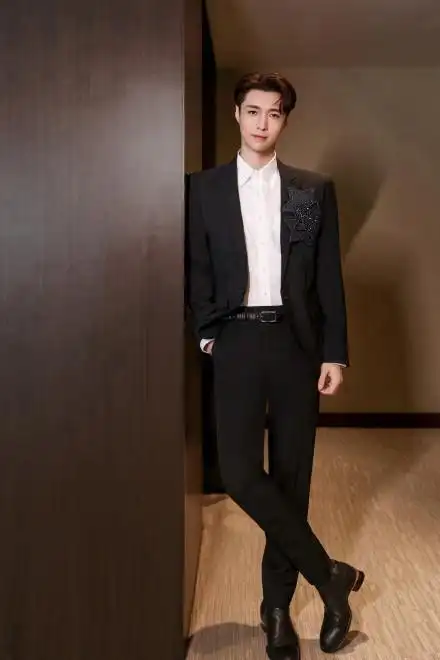 张艺兴正装照来袭穿黑色镂空星星西装儒雅绅士