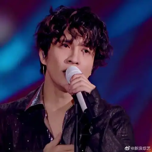 薛之谦卷毛造型##薛之谦跪地唱歌