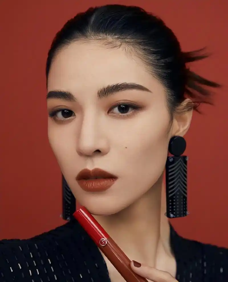 钟楚曦:冯小刚,成龙力捧的新生代女星,演艺之路璀璨夺目 钟楚曦,这位