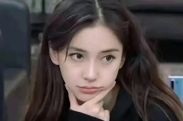 一张疑似anglebaby素颜的照片在网上引起了热议.