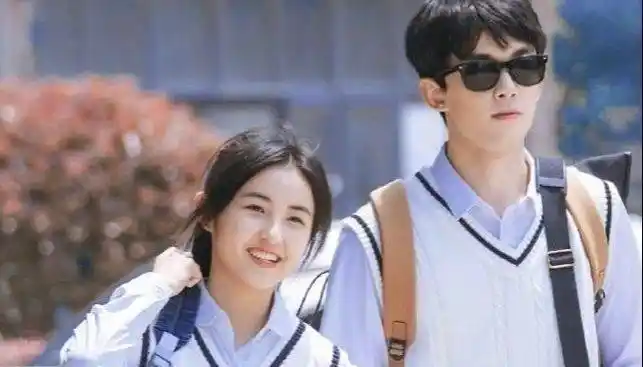 吴磊官宣女友张子枫,爱情太甜,枸杞泡在保温瓶里