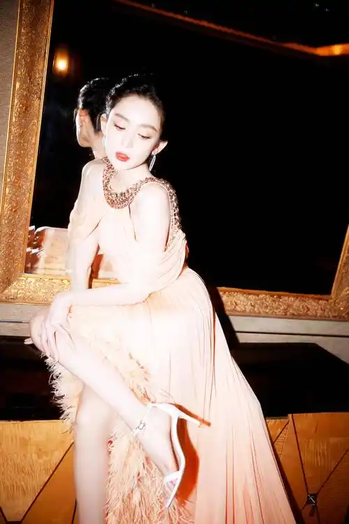 古力娜扎金色亮片裙仙气飘飘,像把灯火穿到了身上,氛围感满满_漂亮