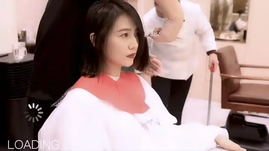 近日,高圆圆在个人社交平台理发时将长发剪成了短发.