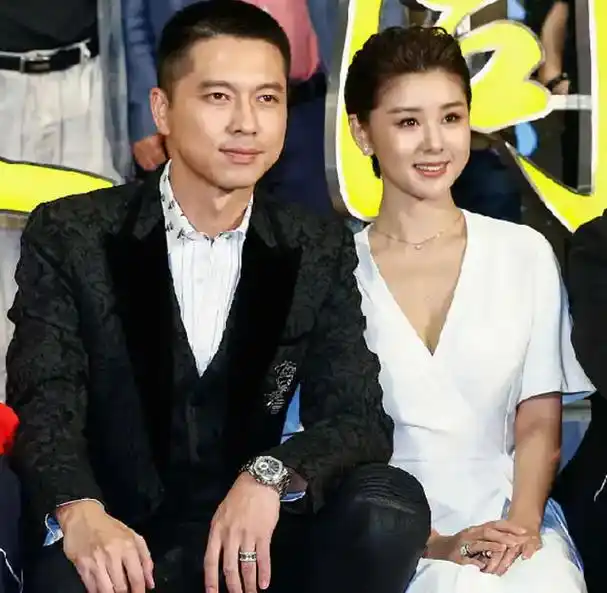 宣布王雷拿下飞天奖视帝那天,身后的李小萌开心到流泪.