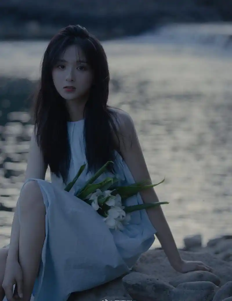 厉嘉琪白色连衣裙水边写真