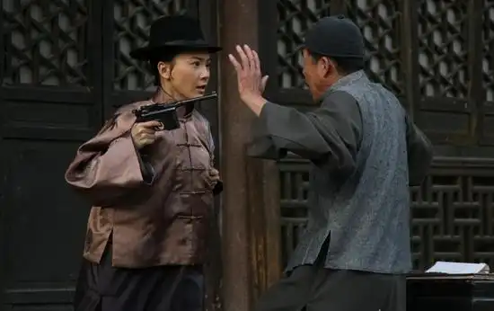 《铁梨花》剧照新浪娱乐讯陈数,巍子领衔主演的年代大戏《铁梨花》