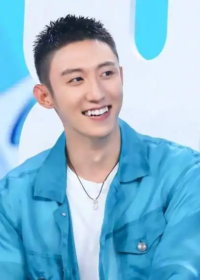 迪丽热巴黄景瑜再传绯闻上快本疑戴情侣项链被曝恋情不止一次