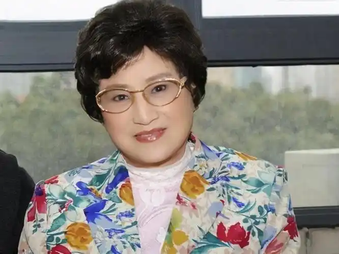 原创93岁王文娟从容服老穿唐装搭西裤端庄贤淑白发也不影响优雅